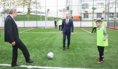 Çayırova’daki yeni halı sahada ilk maçın başlama vuruşu protokolden