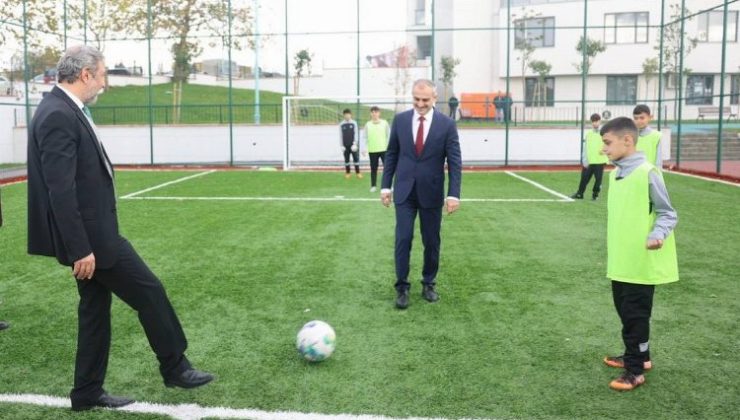 Çayırova’daki yeni halı sahada ilk maçın başlama vuruşu protokolden